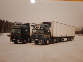 Kaksi Kuljetusliike Juhani Tuomi Oy:n kuljetusautoa takavuosilta